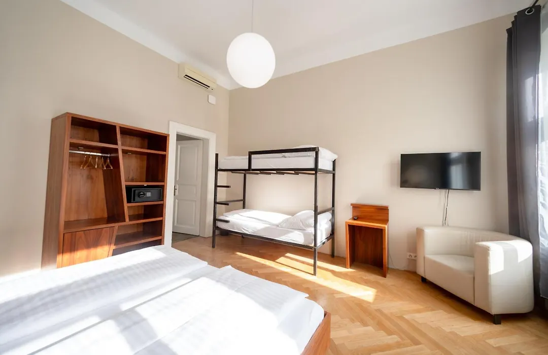 Sophie'S Hostel-1